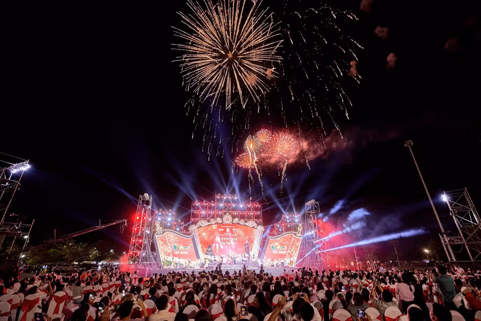 Numerosos turistas llegan al lugar para contemplar los fuegos artificiales en la inauguración del Festival de la Primavera en la montaña Ba Den. (Fuente:VNA)