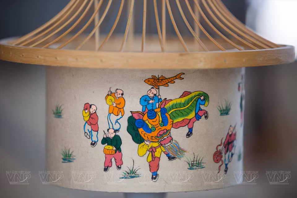 La linterna con el tema "Danza del León" en el cuadro Hang Trong. (Fuente:VNA)