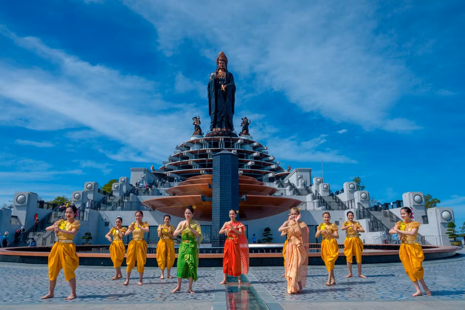 Danza de la minoría étnica Khmer en la cima de la montaña Ba Den, donde se encuentra también la estatua más alta de Buda en Asia. (Fuente:VNA)