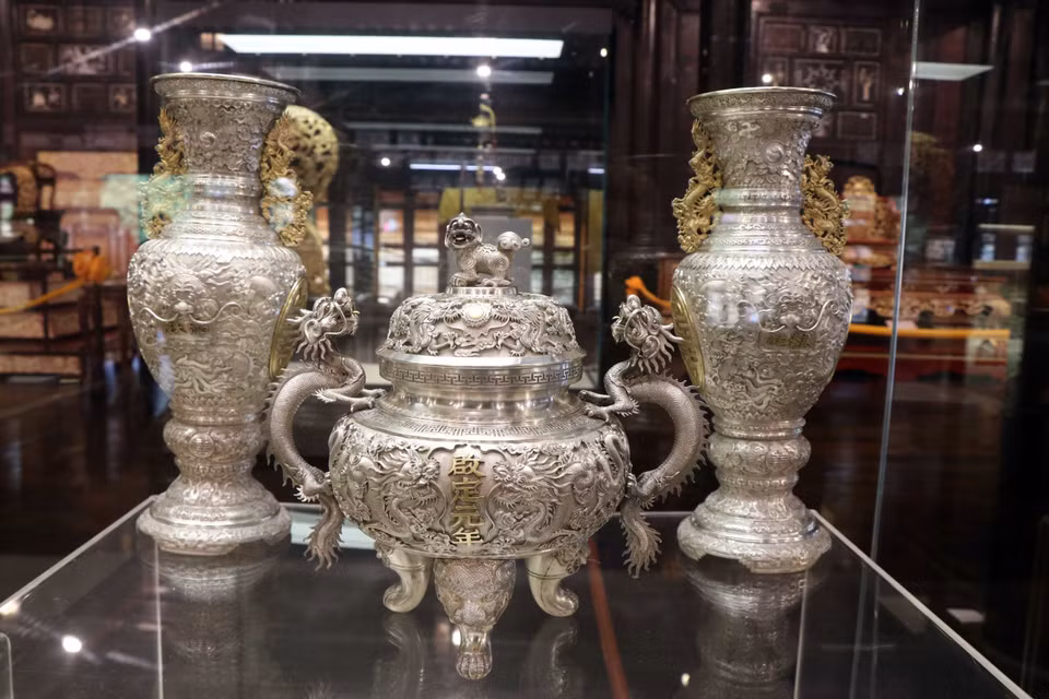 Caldero de trípode de plata de la era del emperador Khai Dinh. (Fuente:VNA)