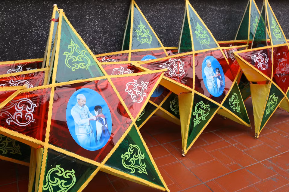 Productos de linternas con forma de estrellas grandes de los aldeanos de Bao Dap. (Fuente:VNA)