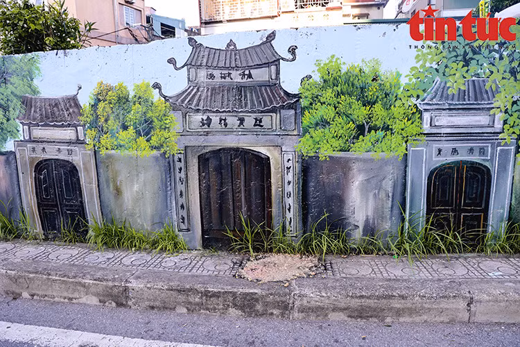 Las paredes a lo largo de la calle están cubiertas con pinturas murales únicas asociadas con lugares famosos del distrito de Long Bien, incluidos el puente de Long Bien, la estación de Gia Lam, la puerta del pueblo de Le Mat. (Fuente:VNA)