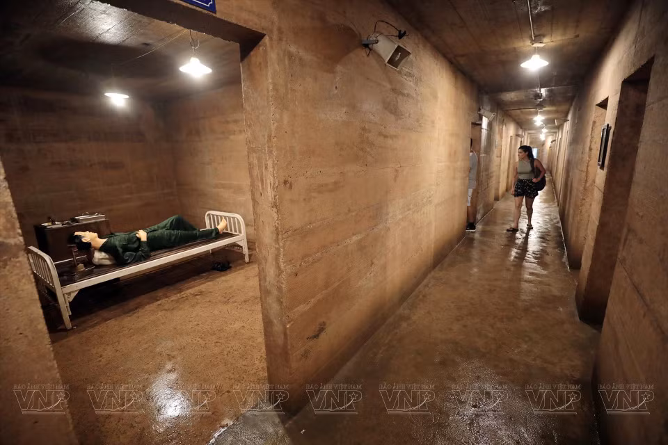 Los turistas extranjeros visitan la Cueva de Medicina Militar durante su viaje para explorar la isla Cat Ba. (Foto: VNA)