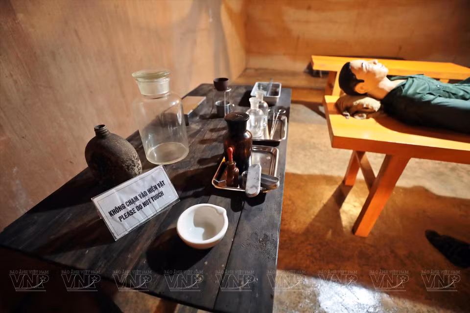 El equipamiento médico del período de la guerra de resistencia se mantiene intacto. (Foto: VNA)