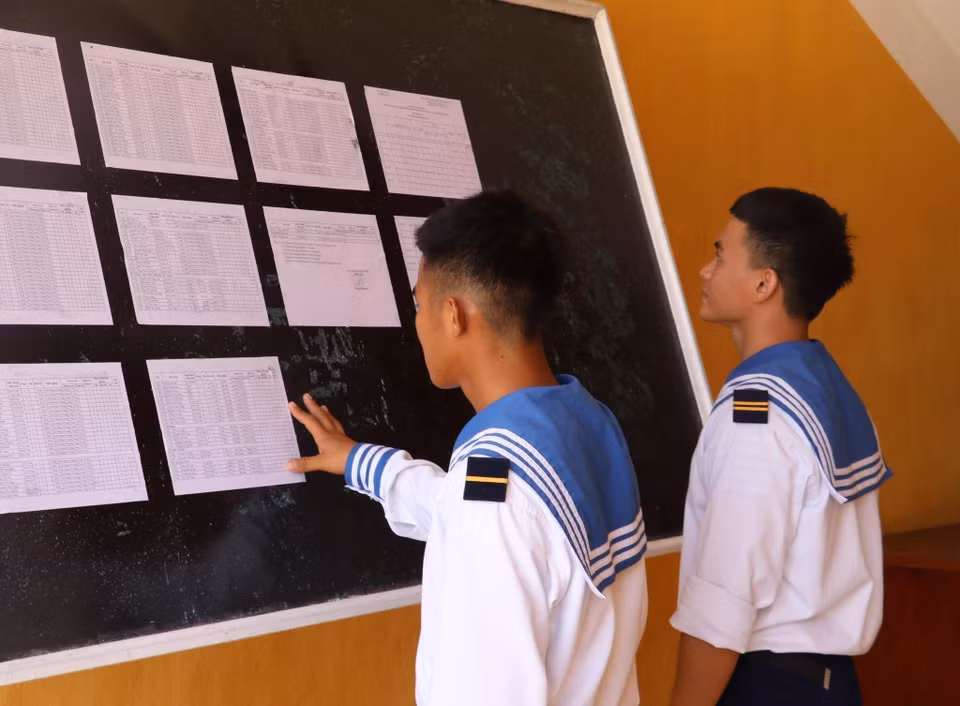 Dos jóvenes soldados que votan por primera vez, revisan la lista de votantes publicada en el Comité Popular de la comuna de Song Tu Tay, en el distrito de Truong Sa, provincia de Khanh Hoa. Foto: VNA