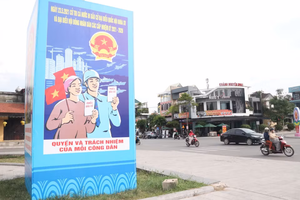 Carteles de campaña sobre las elecciones en las calles de la ciudad de Dong Ha, provincia de Quang Tri. (Foto: Nguyen Ly/VNA) 