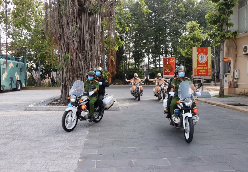 La policía de la provincia de Dong Nai despliega medidas para garantizar la seguridad de la fecha de elección. (Foto: Nguyen Van Viet/VNA)