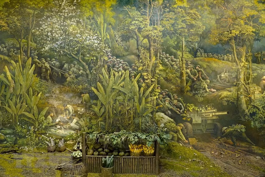 La imagen del traslado de la artillería al campo de batalla es una combinación de dibujo y artefactos. (Foto: VNA)