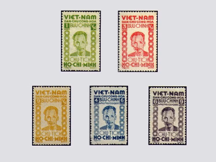 Los sellos que conmemoran la Revolución de agosto (19 de agosto de 1945) y la fundación de la República Democrática de Vietnam (2 de septiembre de 1945) se emitieron en 1946, diseñados por el pintor Nguyen Sang.