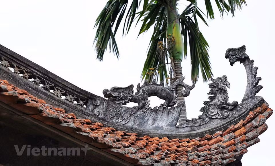 El techo del templo de Mong Phu cuenta con las estatuas de dragón. El tigre, el dragón, los peces, pájaros, flores y nubes son los principales motivos decorativos de los templos en Vietnam. Con una superficie de mil 800 metros cuadrados, el templo de Mong Phu ha pasado por varias reparaciones, pero aún conserva la forma arquitectónica y escultórica de principios del siglo XIX. Según los documentos, esta obra fue reparada por primera vez en 1858 y ha sido remodelada recientemente en gran medida en la etapa 2006-2008. El templo de Mong Phu se reconoció como reliquia histórico y cultural nacional en 1984. (Foto: Vietnam+)