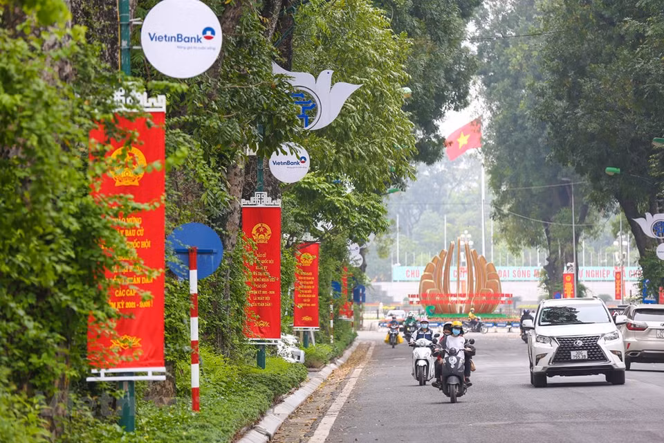 Todas las personas ejercerán el derecho al voto en las elecciones de diputados a la Asamblea Nacional de Vietnam de la XV Legislatura y a los Consejos Populares de todos los niveles para el período 2021-2026, programadas para el próximo día 23. Con tal motivo, se colgaron pancartas de promoción y se instalaron iluminaciones decorativas y vallas publicitarias electrónicas en las calles principales de la capital de Hanoi. Por otro lado, se colocaron miles de banderas en las calles cercanas al Mausoleo del Presidente Ho Chi Minh, la sede del Comité Popular y el Lago Hoan Kiem, entre otros sitios emblemáticos. Todas las condiciones e instalaciones para el gran festival del país fueron cuidadosamente preparadas por la capital, asegurando una elección exitosa durante el complicado desarrollo de la pandemia del COVID-19. (Foto: Vietnam+)