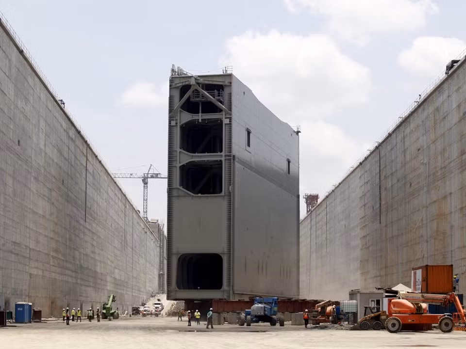 El recién expandido Canal de Panamá fue dado a conocer al público a principios de junio, 102 años después de su primera apertura. Se necesitaron 5.400 millones de dólares y 40.000 trabajadores para triplicar la capacidad de la vía fluvial. (Fuente: Reuters)