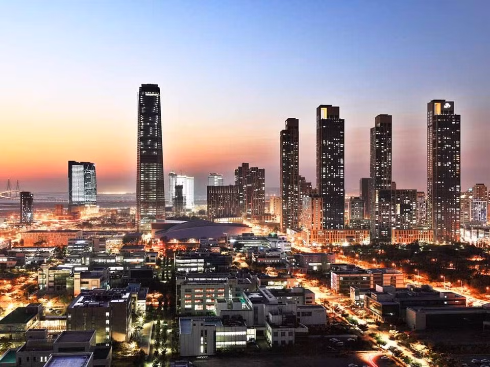 Songdo, en Corea del Sur, es la llamada "ciudad inteligente" ubicada sobre 1.500 acres de tierra frente al mar. Completada en el año 2015, el acceso casi completo de Songdo a Internet permite a sus 67.000 habitantes echar un vistazo a la sociedad del futuro. ​