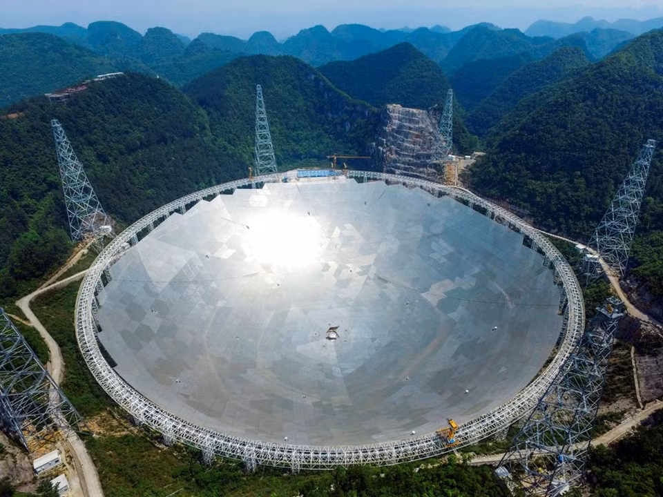 Culminado en septiembre de 2016, el telescopio chino Pingtang es actualmente el telescopio de radio más grande del mundo. Su plato mide 500 metros de ancho y puede capturar señales a más de 1.000 años luz de la Tierra. (Fuente: Reuters)