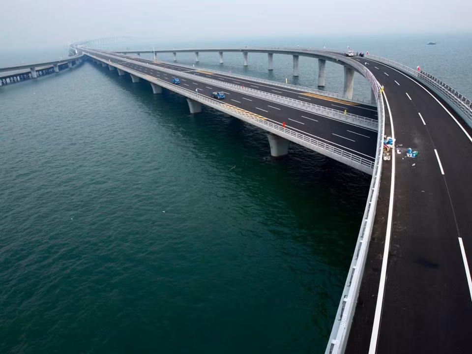 Completado en el año 2011, el puente de la bahía de Quingdao de China es el puente cruzado más largo del mundo, extendiéndose 41 km, casi la longitud de un maratón. El tiempo de viaje fue reducido por la mitad para las personas que viajan entre el este de China y la isla de Huangdao. (Fuente: Reuters)