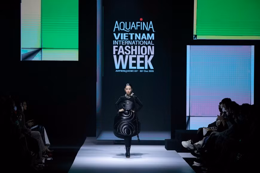 El diseñador utiliza diferentes materiales para crear tonos negros, desde brillantes a mate, desde rugosos a sofisticados, con técnicas de costura de bloques en 3D (Foto: Vietnam+)