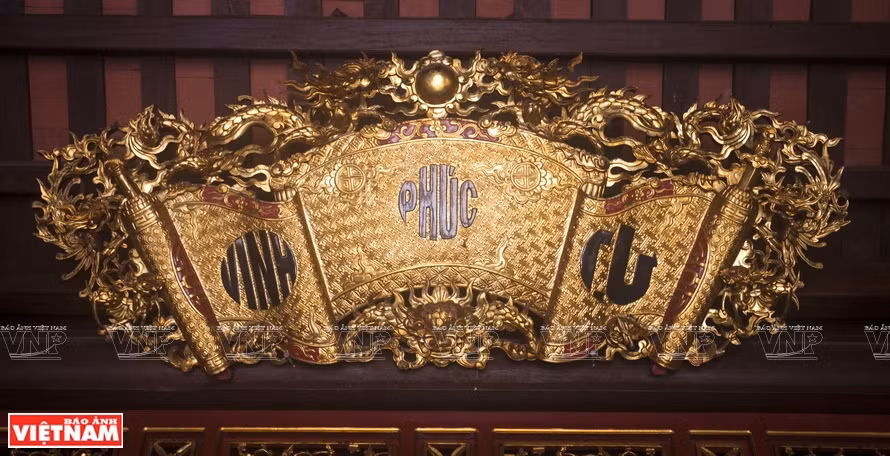 Un tablero dorado transversal se ubica en lo más alto del salón principal. (Fuente: Revista Vietnam)