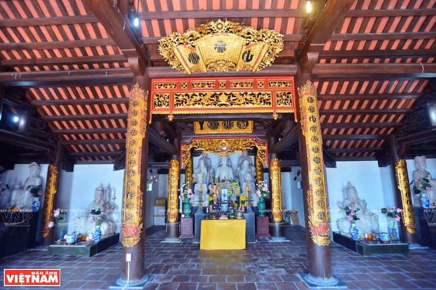 Sala principal de la pagoda Vinh Phuc está orientada hacia la capital de Hanoi, el corazón del país. (Fuente: Revista Vietnam)
