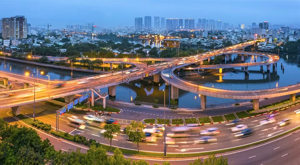 El bulevar Nguyen Van Linh tiene una longitud total de 17,8 kilómetros, con 10 carriles y 10 puentes, con una inversión total de 100 millones de dólares (Fuente: VNA)