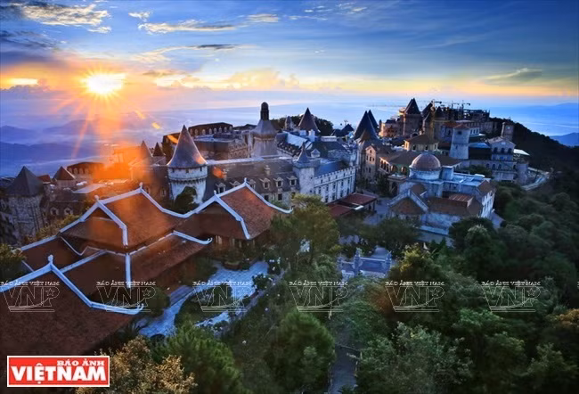 Los turistas pueden disfrutar de una vista panorámica del pueblo francés en medio del vasto cielo. (Foto: Revista Vietnam)