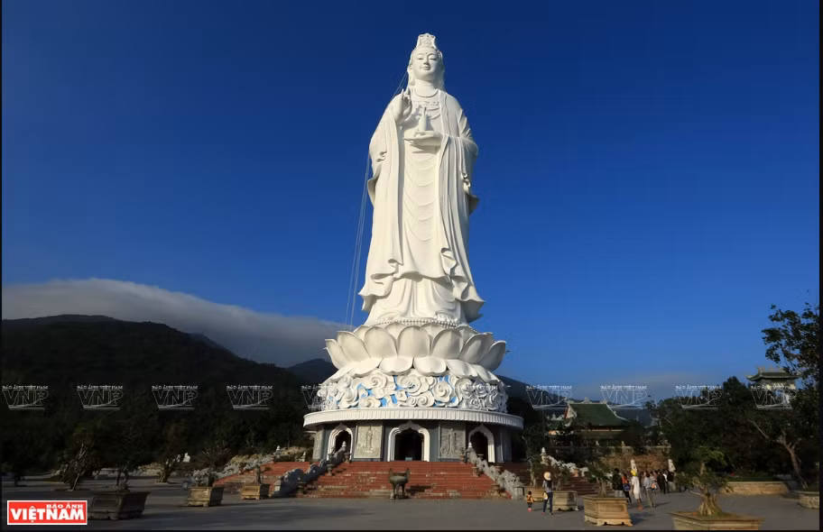 La gigante estatua de Guanyin se coloca en la Pagoda Linh Ung, situada en la montaña de Son Tra, en la ciudad central de Da Nang. (Foto: VNA)