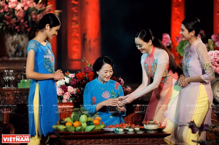 Colecciones de Ao Dai de diseñadores famosos se presentan en el festival Ao Dai en Van Mieu-Quoc Tu Giam, Hanoi. (Fuente: Revista Ilustrada de Vietnam).