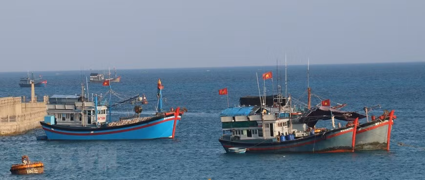 La bandera nacional ondea en el techo de un barco pesquero vietnamita anclado en la isla Da Tay A en el archipiélago de Truong Sa (Spratly) (Foto: VNA)