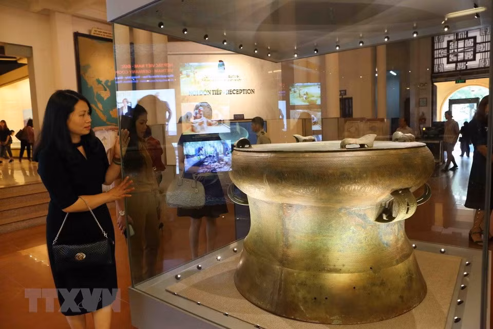 Visitantes en la exposición (Fuente: VNA)