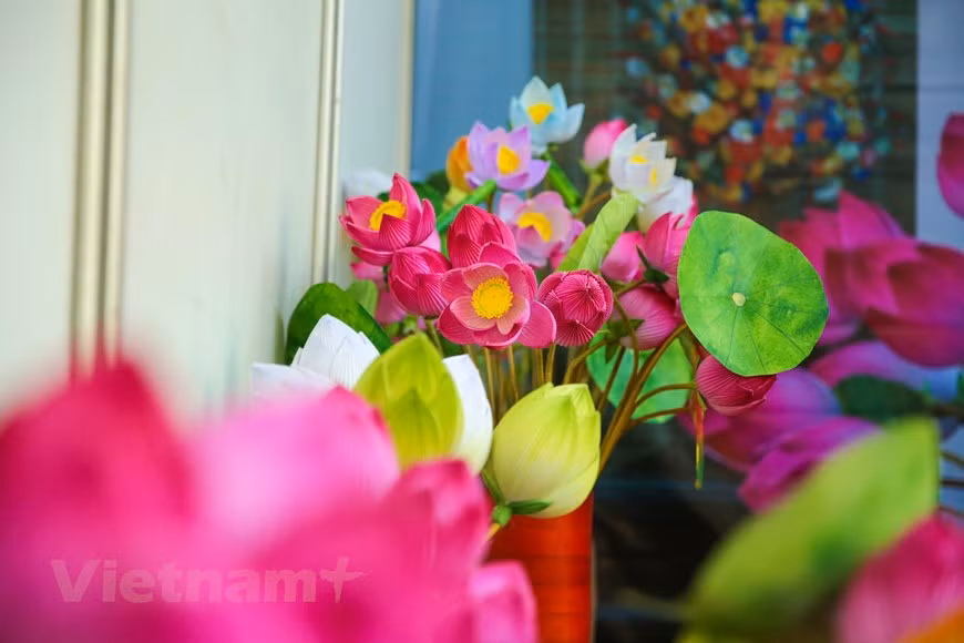 Las flores de papel de Thanh Tien no solo tienen un significado ceremonial, sino que también destacan por sus valores estéticos y culturales. Actualmente, la demanda de flores de papel ha disminuido mucho, pero la gente de aquí todavía quiere mantener este pueblo artesanal como una característica cultural única de la gente de Hue. En los últimos días del año, a pesar de que llueve mucho, todavía hay numerosos turistas que vienen de visita y experimentan la elaboración de flores de papel. Las flores de papel de Thanh Tien ahora no solo son famosas por la cultura de la antigua capital de Hue, sino que también siguen a los turistas a otras regiones como Hanoi, Hoi An o incluso el extranjero. (Foto: Vietnam+)