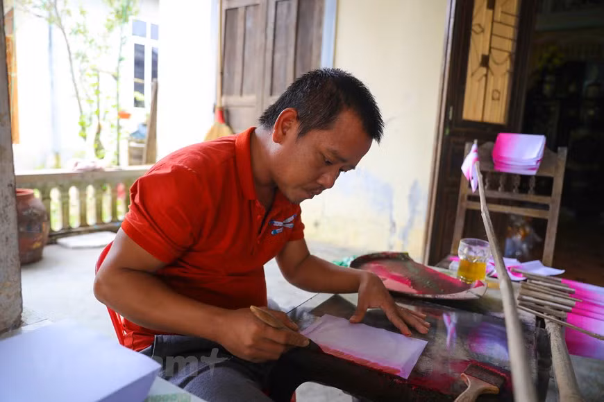 Según Nguyen Hoa, quien tiene más de 40 años de experiencia en la elaboración de flores de papel, con motivo del Tet, él y su familia necesitan fabricar alrededor de dos mil flores para distribuirlas en el mercado en ocasión del Tet. En la temporada alta, cuando no hay nadie para trabajar, las familias que hacen flores en Thanh Tien tienen que pedir ayuda a sus vecinos para poder producir y vender las flores a tiempo. Aunque están hechas de papel, las flores de Thanh Tien tienen la misma forma que las flores reales e imitan varios tipos de flores como loto, rosa, flor de albaricoque, orquídea... (Foto: Vietnam+)