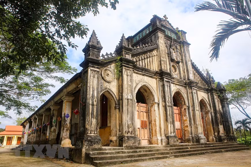 Durante 117 años, la iglesia ha conservado casi intactas las características antiguas y únicas de su arquitectura (Foto de VNA)