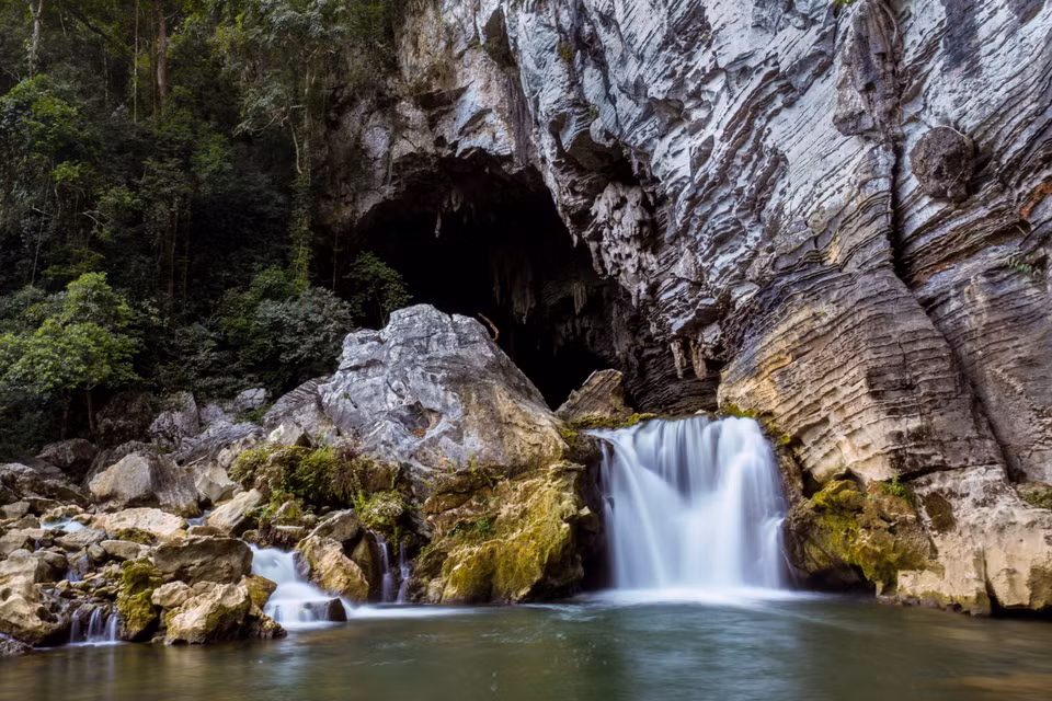 Afuera de la cueva de Ken. (Fuente: VNA)