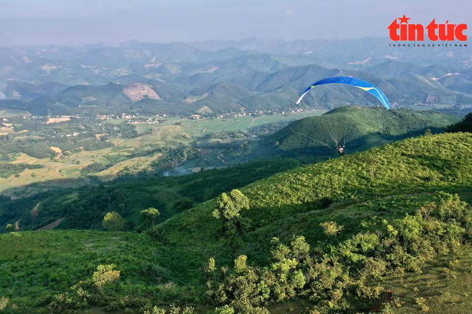 El pico U Bo se sitúa a más de 90 kilómetros de Hanoi. Desde la parte superior, se puede apreciar la amplia área residencial circundante con vastos campos de césped, pendientes altas y sinuosas, bosques y terrazas arroceras. (Foto: VNA)