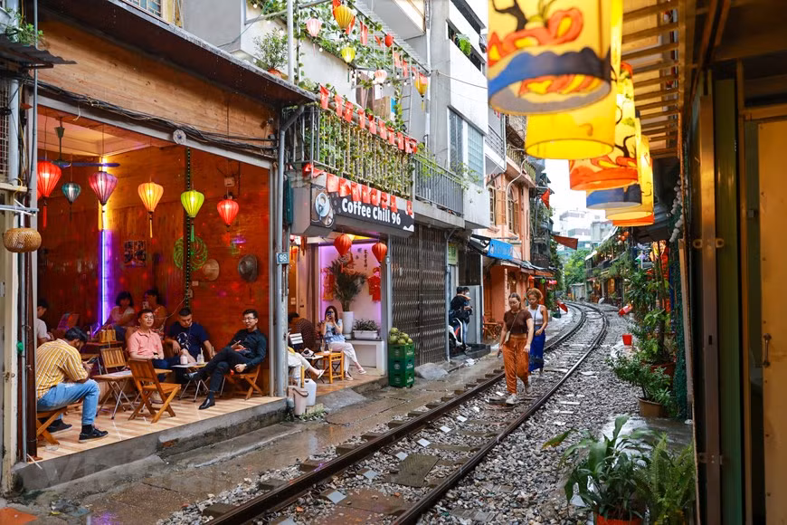 Para garantizar la seguridad del corredor ferroviario, en octubre de 2019, los cafés situados a ambos lados de la calle del tren tuvieron que cerrar. Luego de más de dos años de suspensión debido a la pandemia de la COVID-19 y la prohibición de violar la seguridad del corredor ferroviario, la vía del tren volvió a recibir repentinamente a los turistas. Los establecimientos que desean hacer negocios deben cumplir con las normas establecidas. Las cafeterías solo pueden ofrecer servicios en la parte interior, sin invadir las líneas férreas. Desde que se reanudaron las actividades turísticas, el número de visitantes interesados en apreciar ese estrecho camino aumenta día a día. (Foto: Vietnam+)