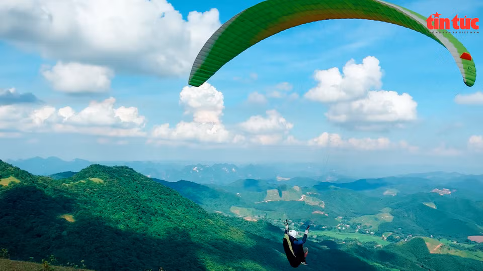 Para los parapentistas, encontrar un lugar ideal, seguro y favorable con hermosos paisajes como Lac Son representa una fortuna. (Foto: VNA)