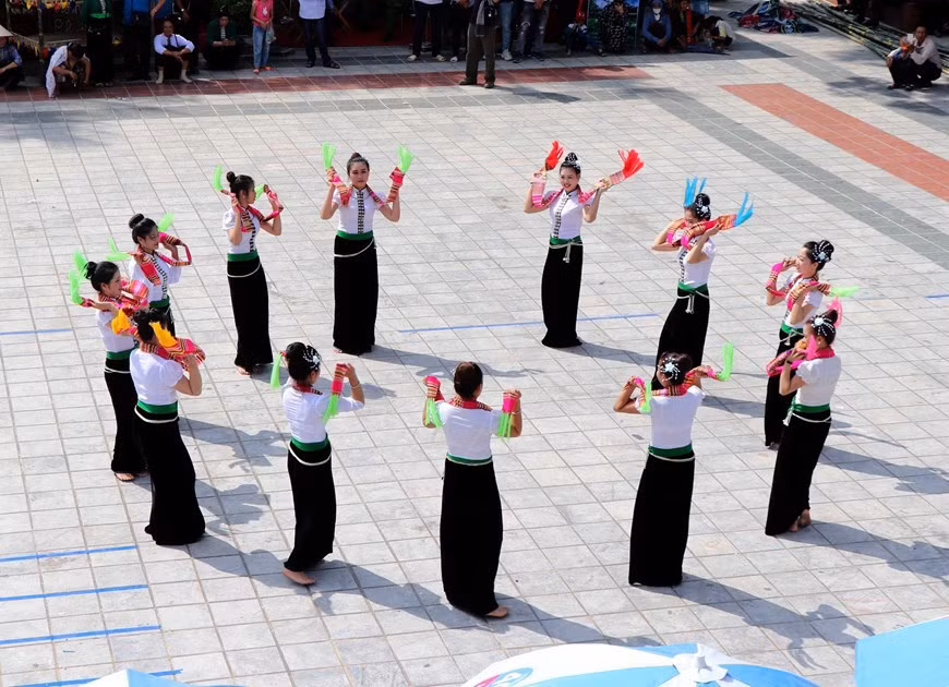 Comunidad de la etnia Thai en el distrito de Van Chan, provincia de Yen Bai, interpreta Xoe khan, una de las seis danzas antiguas de este arte (Foto: VNA)