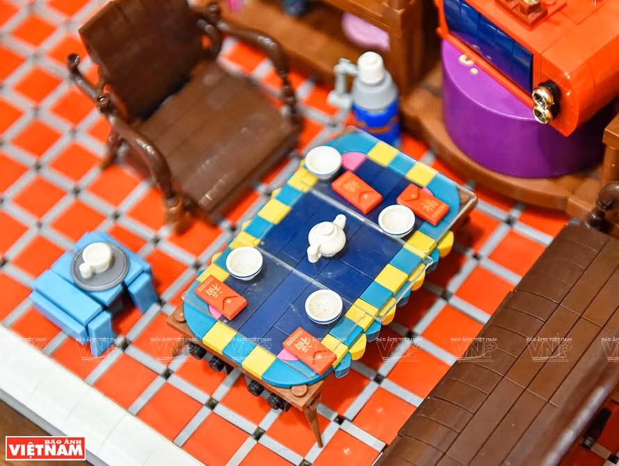 Un juego de mesas y sillas, y una taza para beber creados con Lego (Foto: VNA)