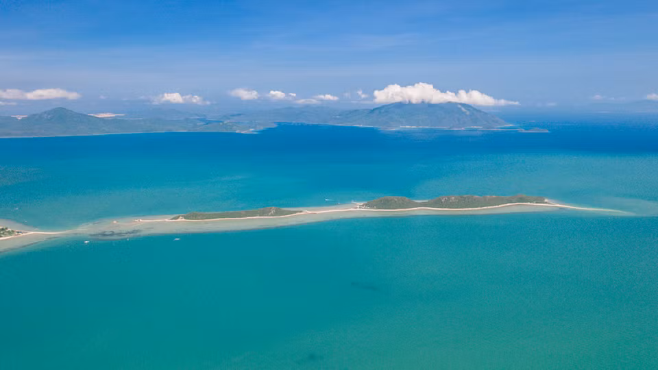 Situada en la bahía Van Phong, en la provincia de Khanh Hoa, la isla Diep Son es también llamada localmente isla Hon Bip. Los visitantes aún pueden caminar hasta el sitio, en medio de las aguas, gracias a su singular camino de arena "cruzando el mar" (Foto: vnexpress.net)