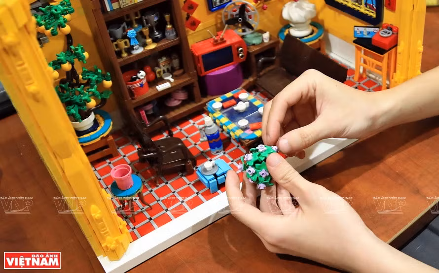 Según Huy Hoang, los detalles de árboles o tallas en casas comunales y pagodas a menudo son difíciles de hacer con Lego (Foto: VNA)