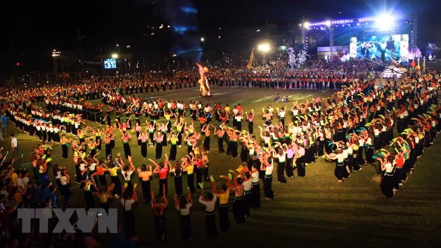 Un espectáculo de Xoe en la ceremonia de apertura de la Semana de Cultura y Turismo Muong Lo y el Festival de Terrazas de Arroz Mu Cang Chai 2017 en la provincia de Yen Bai (Foto: VNA)