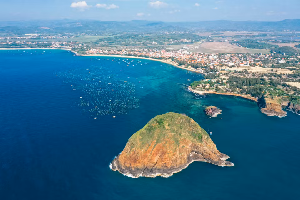 Otra de las atracciones turísticas atractivas de la tierra de las "flores amarillas y hierbas verdes" de Phu Yen es la roca Yen, situada a más de 20 kilómetros de la ciudad de Tuy Hoa (Foto: vnexpress.net)