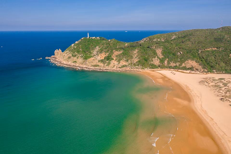 Vista del faro de Dai Lanh desde lejos, Bai Mon por debajo. No solo un atractivo destino turístico, Bai Mon - Mui Dien es también una reliquia paisajística nacional de la provincia de Phu Yen (Foto: vnexpress.net)