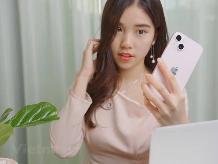 Según un representante del sistema minorista CellphoneS, los modelos genuinos de iPhone 13 se venderán en el mercado de Vietnam a fines de octubre, el precio esperado para la versión del iPhone 13 es de 23,49 millones de dong (más de mil dólares); Versión para iPhone 13 Pro de 29,49 millones de dong y versión para iPhone 13 Pro Max de 32,49 millones de dong. En CellphoneS, al comprar un iPhone de la serie 13, los clientes recibirán un paquete preferencial, como un descuento directo de hasta tres millones de dong y la prioridad para recibir productos con anticipación al registrarse para comprar (Foto: Vietnam+)