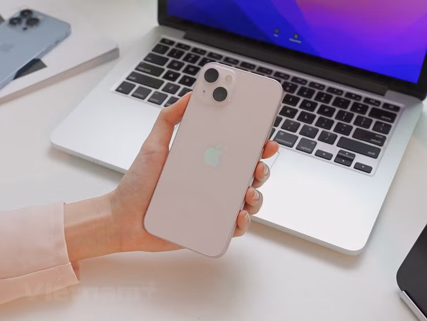 Según el prolífico analista Ming-Chi Kuo en una carta enviada a los inversores de Apple, una de las características de los iPhone 13 será la posibilidad de que estos se puedan conectar a Satélites de Órbita Baja, conocidos por sus siglas en inglés LEO. Esta es una característica que hasta ahora no se había ni tan siquiera rumoreado y que podría ser más potente de lo que podría creer cualquiera que no esté demasiado puesto en el tema. Pues que si a nivel de software se complementan estas nuevas conexiones, se podrían realizar llamadas o enviar mensajes sin necesidad de tener cobertura de cobertura 4G o 5G (Foto: Vietnam+)