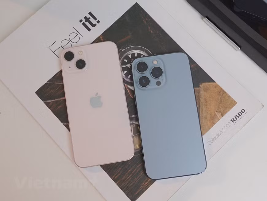 Volteando ya los dispositivos encontramos otra seña diferencial entre modelos: las cámaras. Mientras que los iPhone 13 y iPhone 13 mini apuestan por dos lentes dispuestas en diagonal, sus hermanos 'Pro' mantienen la disposición triangular de la hornada anterior en su caso protegidas con cristal de zafiro. Mejoran estos últimos la respuesta del escáner LiDAR (que permite determinar la distancia desde un emisor láser a un objeto o superficie utilizando un haz láser pulsado) y las condiciones de toma en situaciones de baja luminosidad, un 50 por ciento más eficaces que la generación anterior. De hecho, ahora es capaz de fotografiar la bóveda celeste, lo que hará las delicias de los aficionados a la astronomía (Foto: Vietnam+)