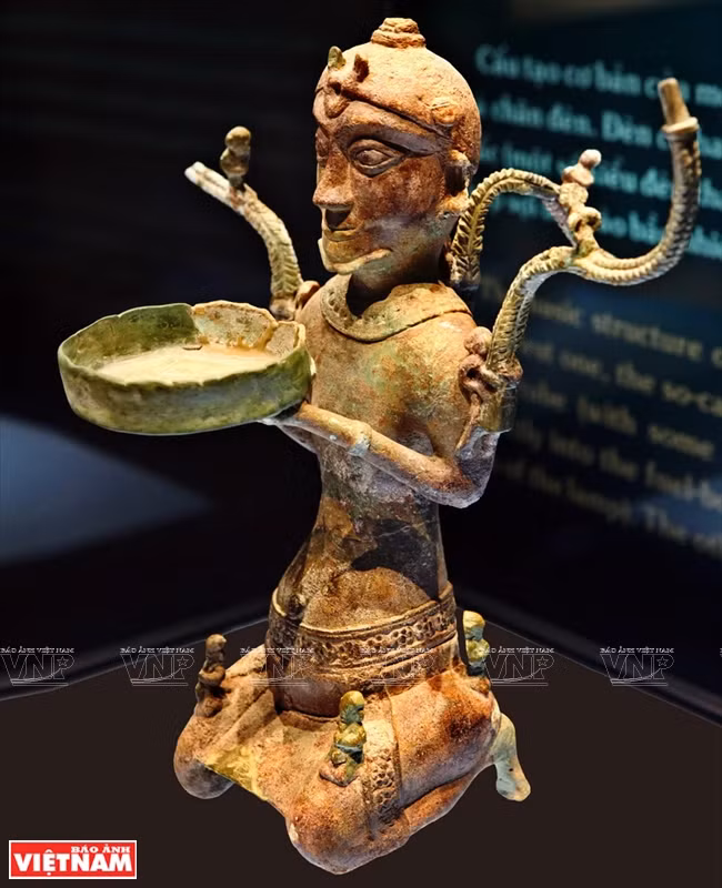Una lámpada de bronce de forma de cuerpo humano, que permanece intacto con muchos objetos raros y preciosos de acompañamiento de Dong Son que datan de 2.000 a 2.500 años. Un representante de intercambio de la cultura del pueblo antiguo Viet con los Han de China. Foto: Cong Dat