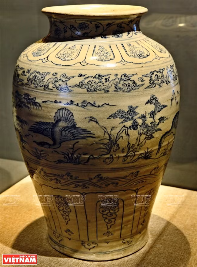 Un vaso de cisne apareció en la dinastía Le anterior (siglo XV), que es el más grande y permanece intacto en la colección de objetos encontrados en un barco hundido en Cu Lao Cham, Hoi An (provincia de Quang Nam). Foto: Cong Dat / VNP