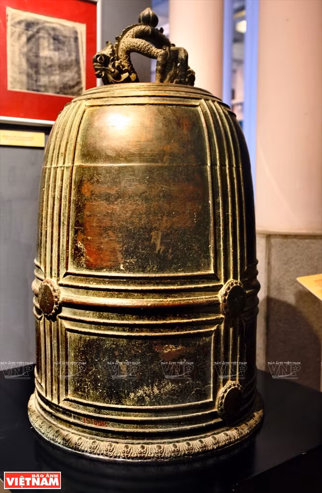 La campana de la pagoda de Van Ban es la campana más vieja y más grande de la civilización de Dai Viet, que se remonta a los siglos XIII-XIV bajo la dinastía Tran. La campana constituye una valiosa fuente de materiales para la investigación de la historia y la cultura del budismo vietnamita en general y la dinastía Tran en particular. Foto: Cong Dat / VNP
