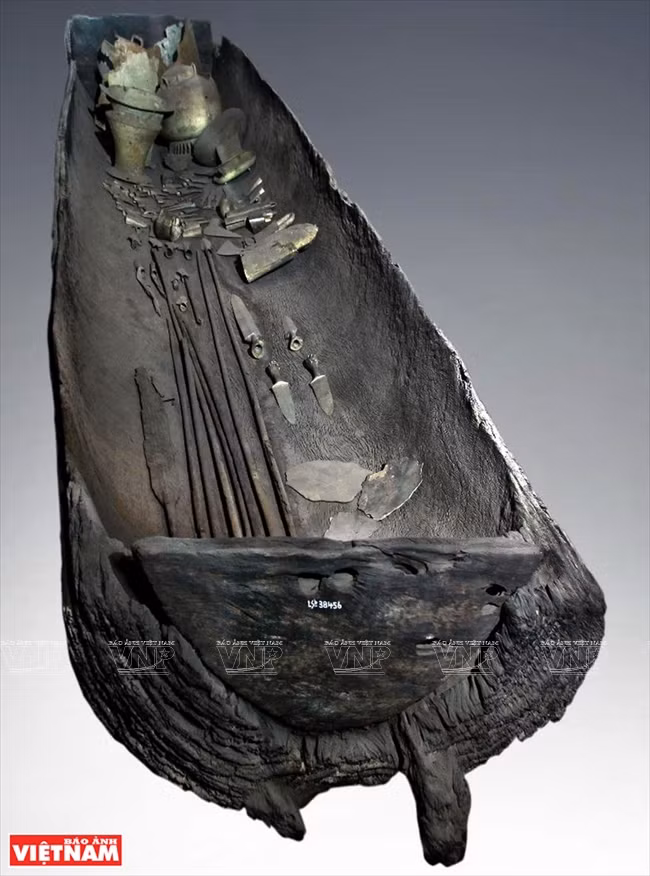Un túmulo del barco de Viet Khe del tamaño más grande, que permanece intacto con muchos objetos raros y preciosos de acompañamiento de Dong Son que datan de 2.000 a 2.500 años. El túmulo contiene 109 objetos, que comprenden armas en gran parte, instrumentos musicales, herramientas de trabajo e instrumentos de la vida diaria, hechos de bronce. Foto de Archivos de VNP
