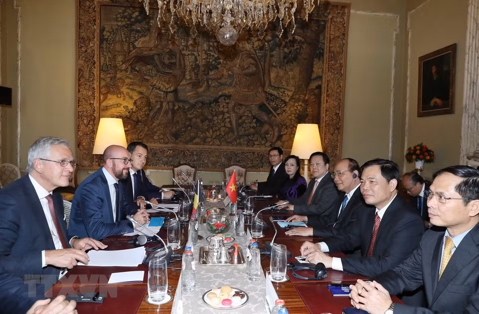 El primer ministro de Vietnam, Nguyen Xuan Phuc, sostuvo conversaciones con su par belga, Charles Michel (Fuente: VNA)